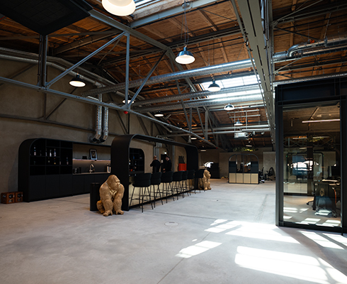 Eventlocation im Roooar Room in Hamburg mit offener Küche und modernem Raumkonzept