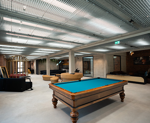 Offener Raum im Roooar Room in Hamburg mit Billardtisch und gemütlichen Lounge-Bereichen