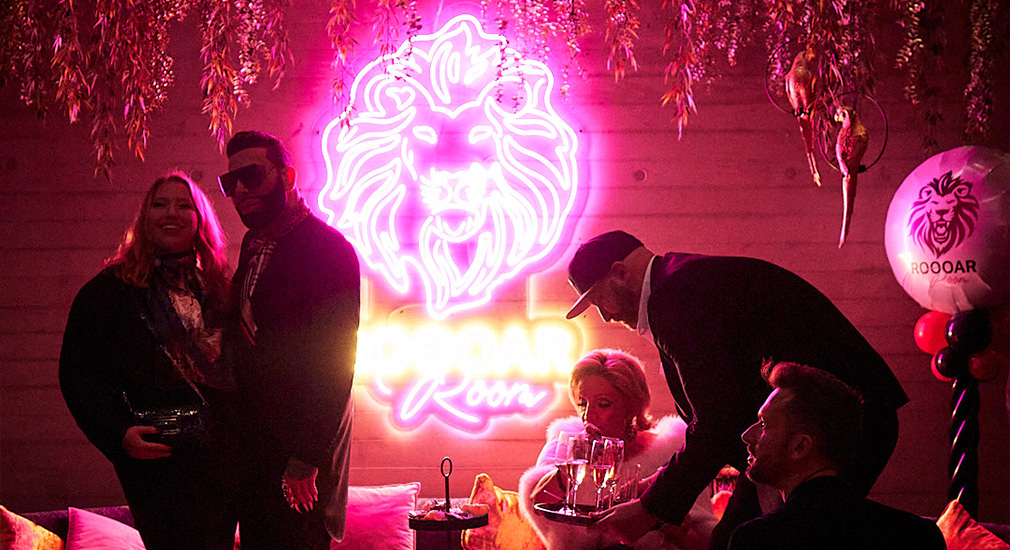 Harald Glööckler und weitere Gäste bei einem Event im Roooar Room in Hamburg